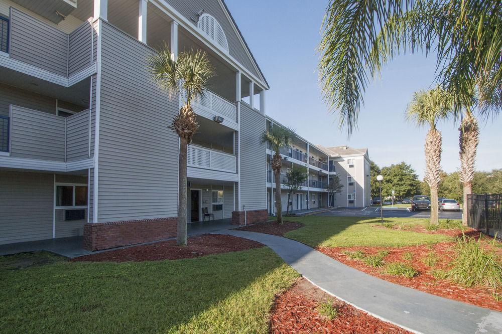 Hometowne Studios By Red Roof Orlando South Williamsburg Exterior photo